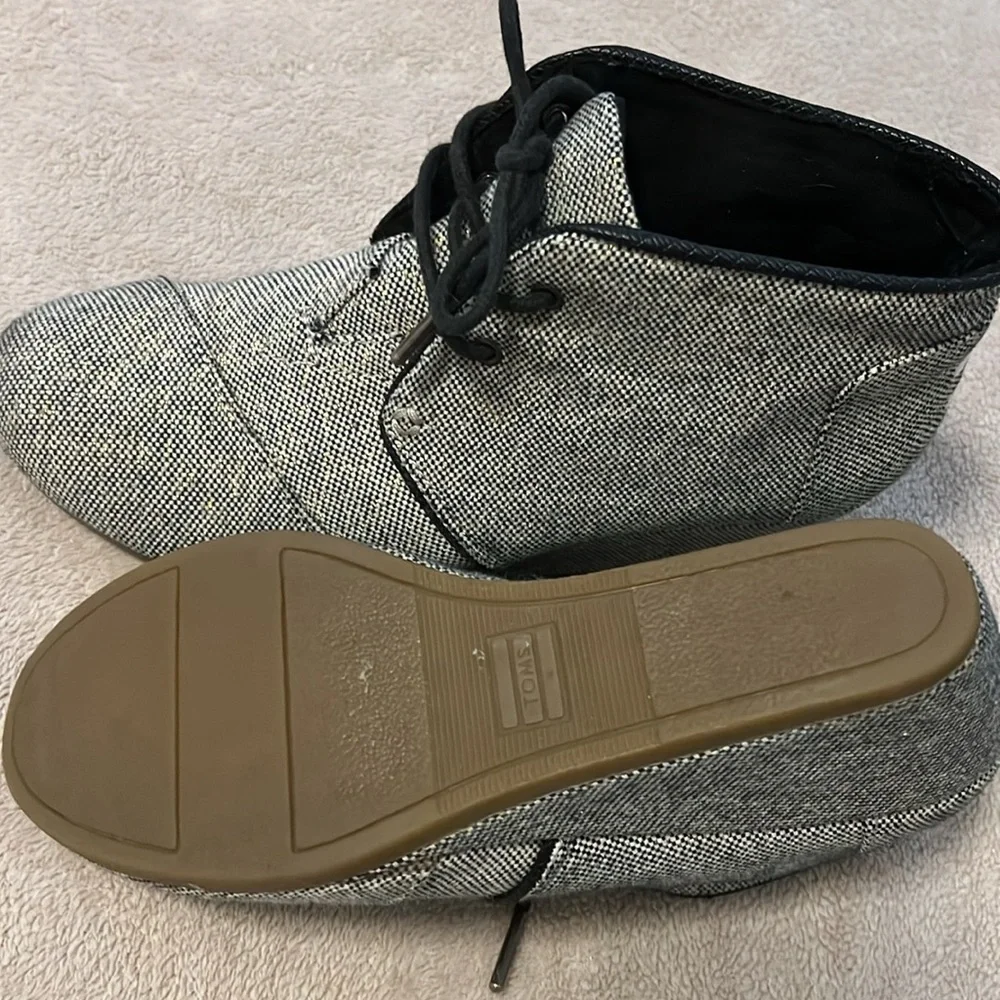 TOMS Desert Wedge Shoes – Women’s Size 8.5 – Black & Gold Metallic Linen